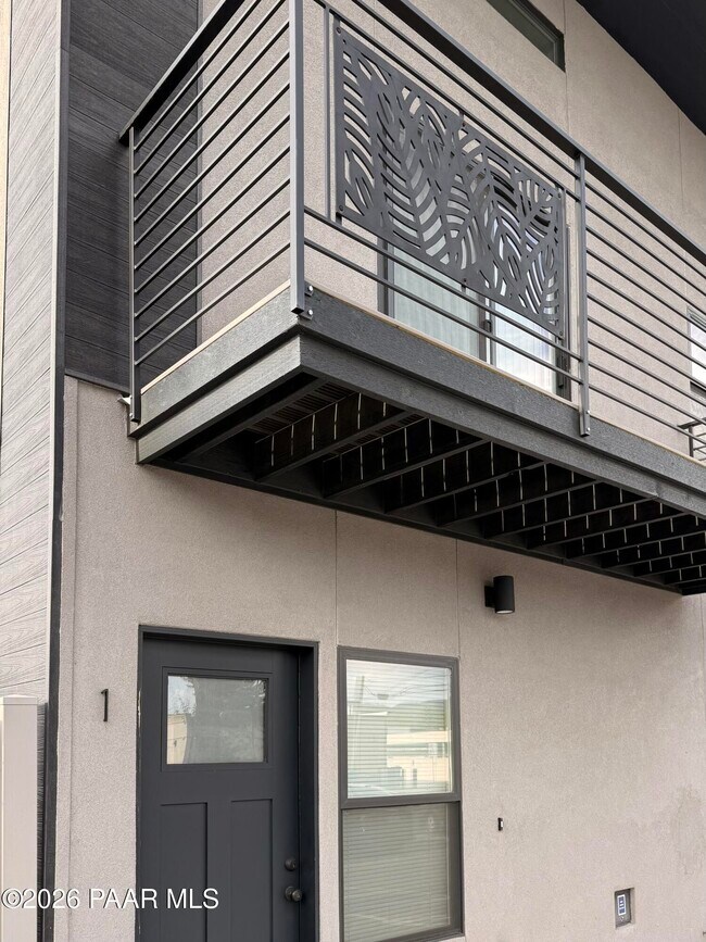 Building Photo - 720 N Walnut St