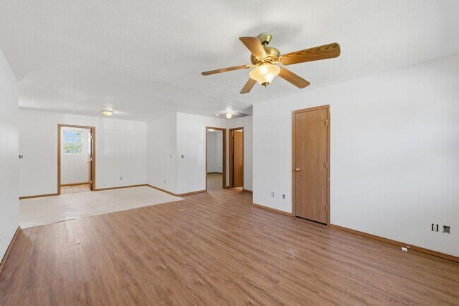 Foto del edificio - 2 Bed | 2 Bath | 1 Car Garage Home! 1000 sqft located in SPARTA!