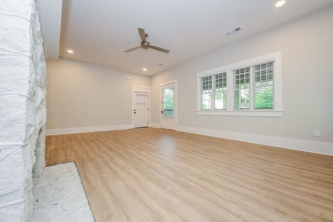 Building Photo - 616 Linwood Ave NE