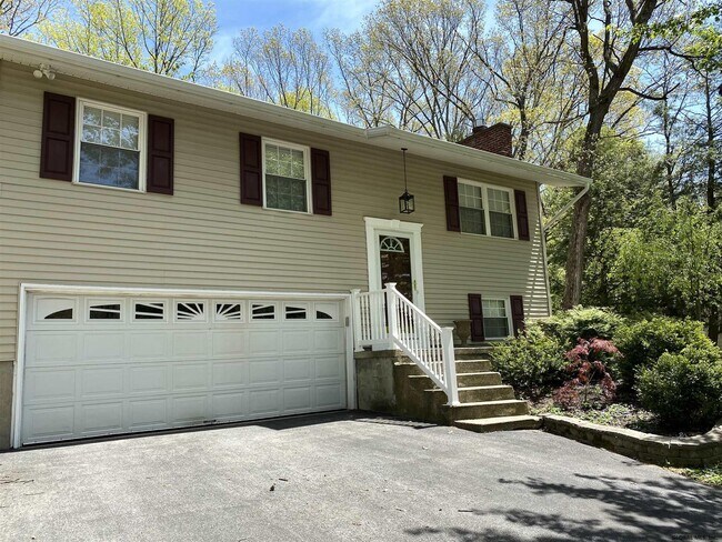 Building Photo - 72 Quevic Dr