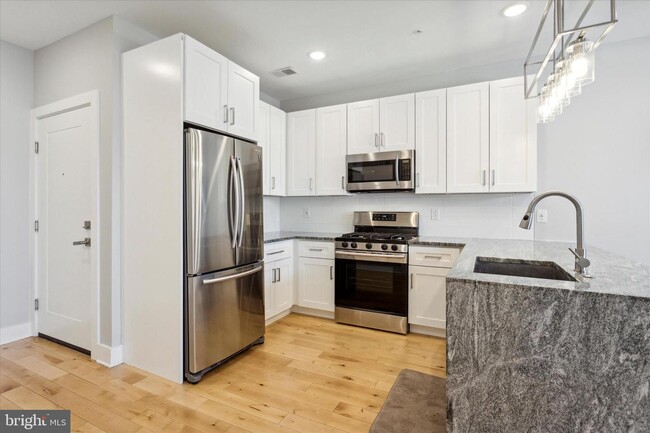 Building Photo - 717 S 51st St