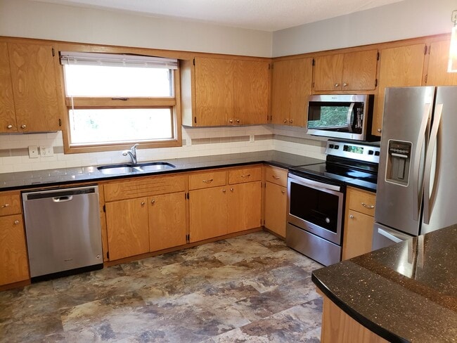 Building Photo - 3 Bed 2 Bath Spacious home!