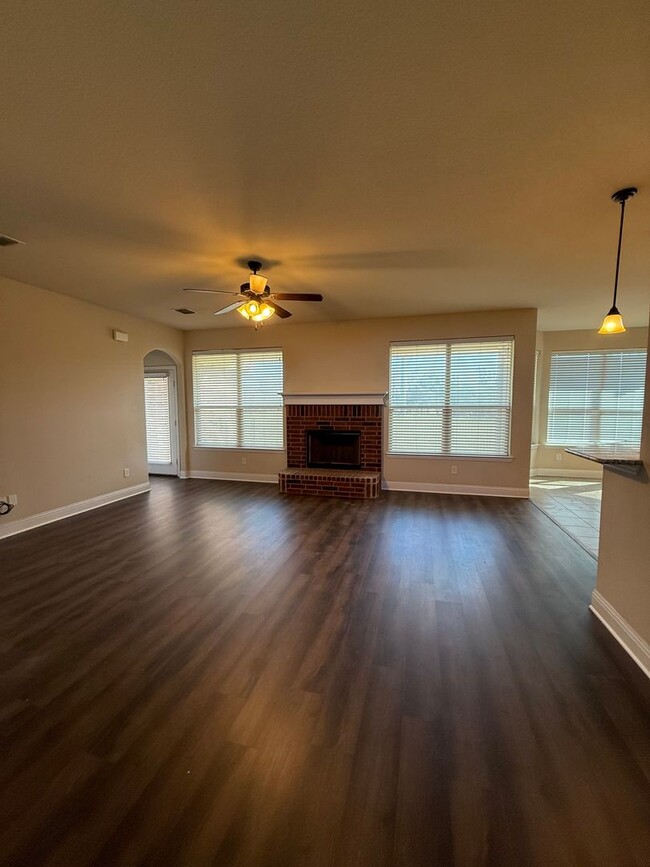 Building Photo - 5 Bedroom, 4 bath home with loft in very d...