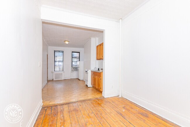 Building Photo - 552 Grand St