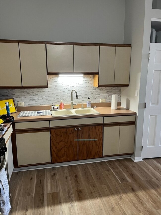 Building Photo - 903 Main St