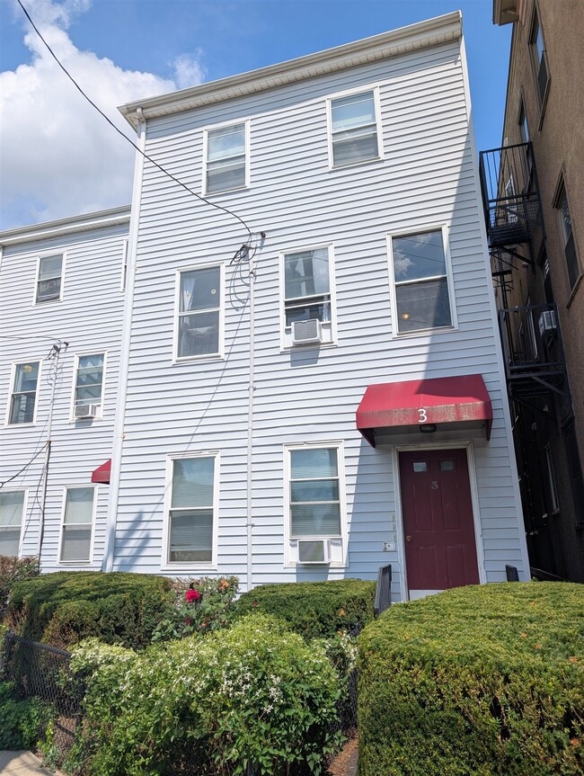 Building Photo - 3 Elm St