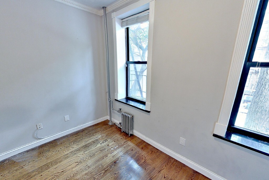 Foto del edificio - 325 E 5th St