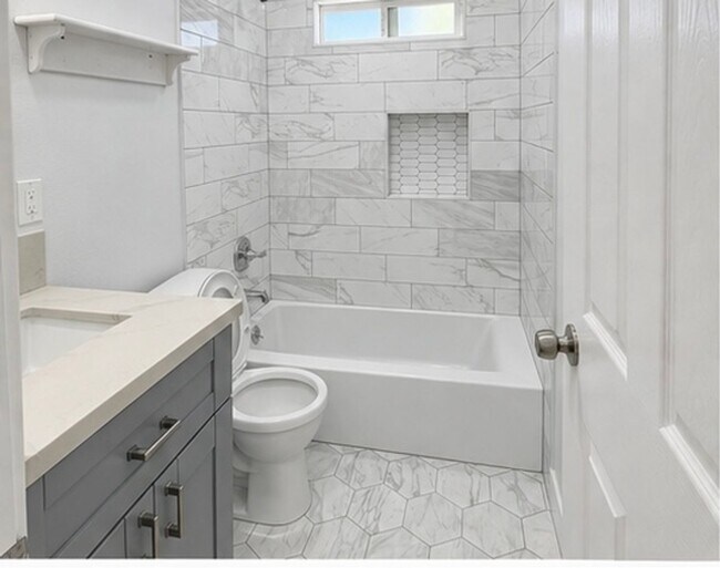 Foto del edificio - Bright & Spacious 1 Bedroom + 1 Bath with Private Yard & In-Unit Laundry