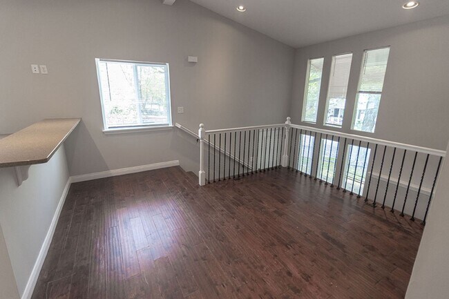 Building Photo - 1415 Paris Rd