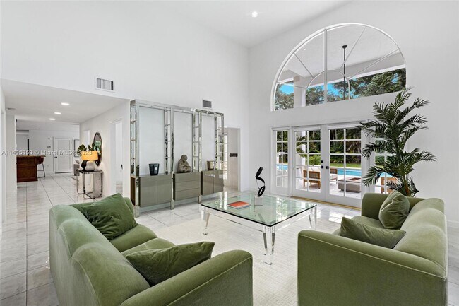 Foto del edificio - 14850 Old Cutler Rd