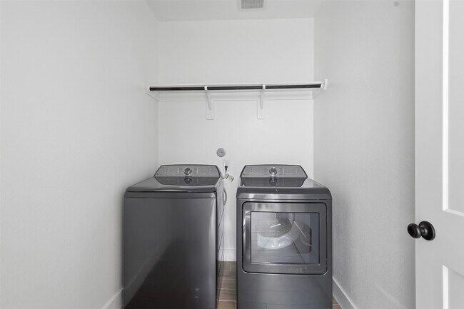 Foto del edificio - 313 Rise Ln
