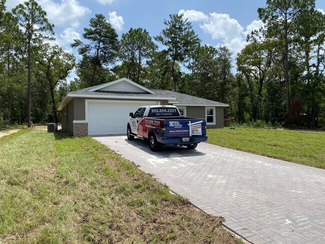 Building Photo - Custom Home - Desirable SE Ocala Neighborh...