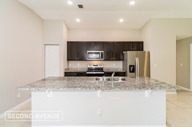 Foto del edificio - 3230 Bowline Ave
