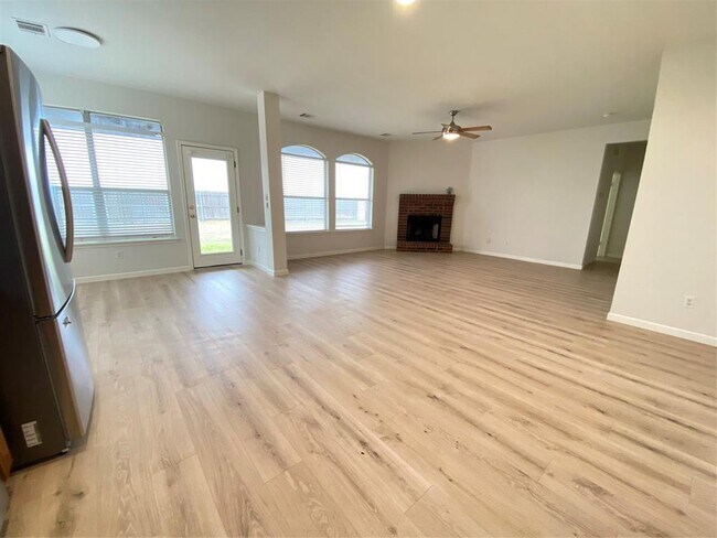 Building Photo - 130 Retama Dr