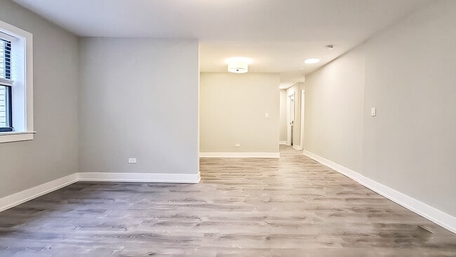 Building Photo - 454 W Barry Ave