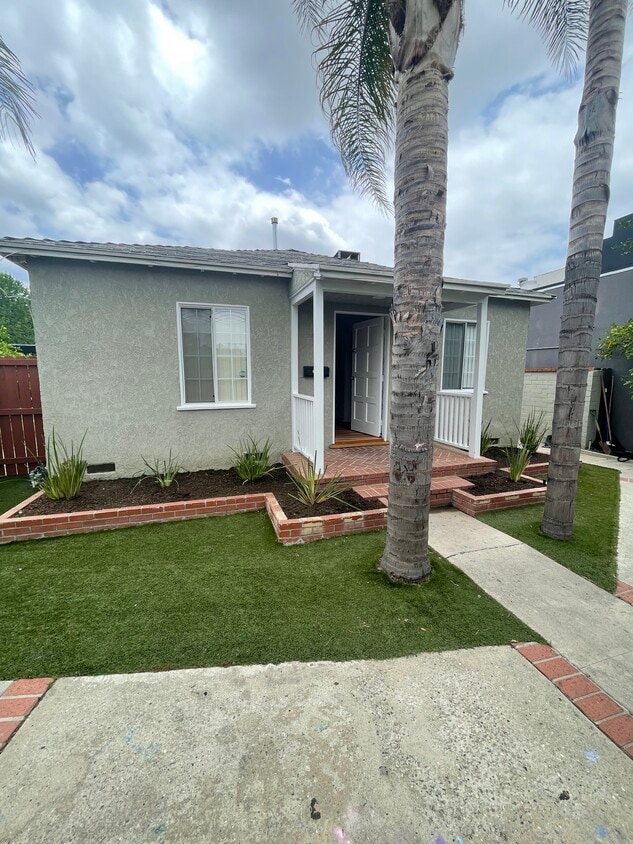 Primary Photo - 17238 Vanowen St