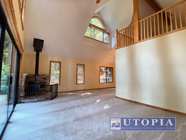 Foto del edificio - Beautiful, Custom Finished Mountain Home w...