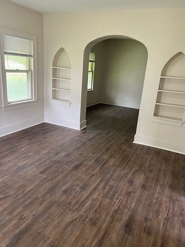 Building Photo - Great Location!