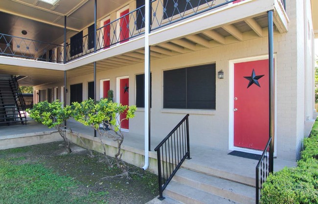 Building Photo - Colonial Apartments