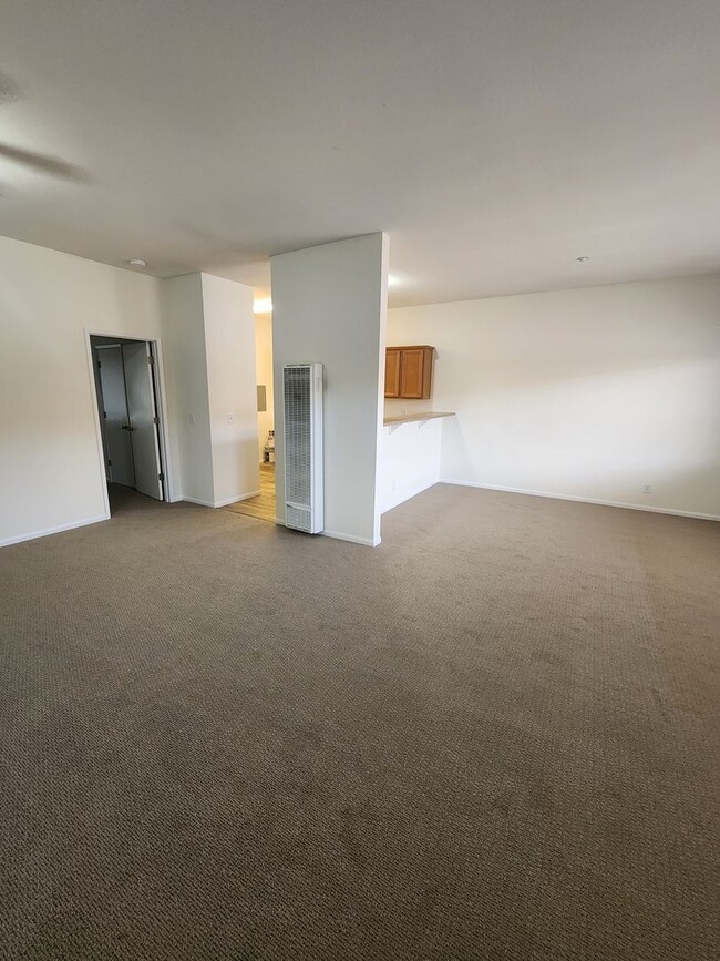 Building Photo - Spacious 1 Bed, 1 Bath Apartment with Priv...