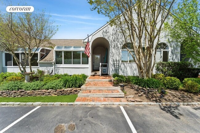 Foto del edificio - 400 Noyack Rd