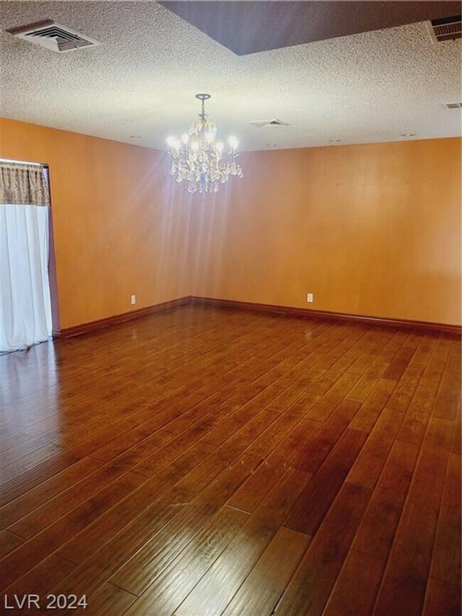 Building Photo - Spacious 3  bedrooms House