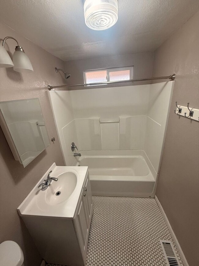 Foto del edificio - 2 Bed 1 bath 1.5 miles from sky lakes and OIT