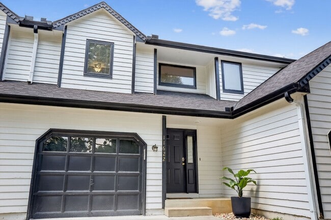 Building Photo - Updated 2 Bedroom 3 Bath townhome with ful...