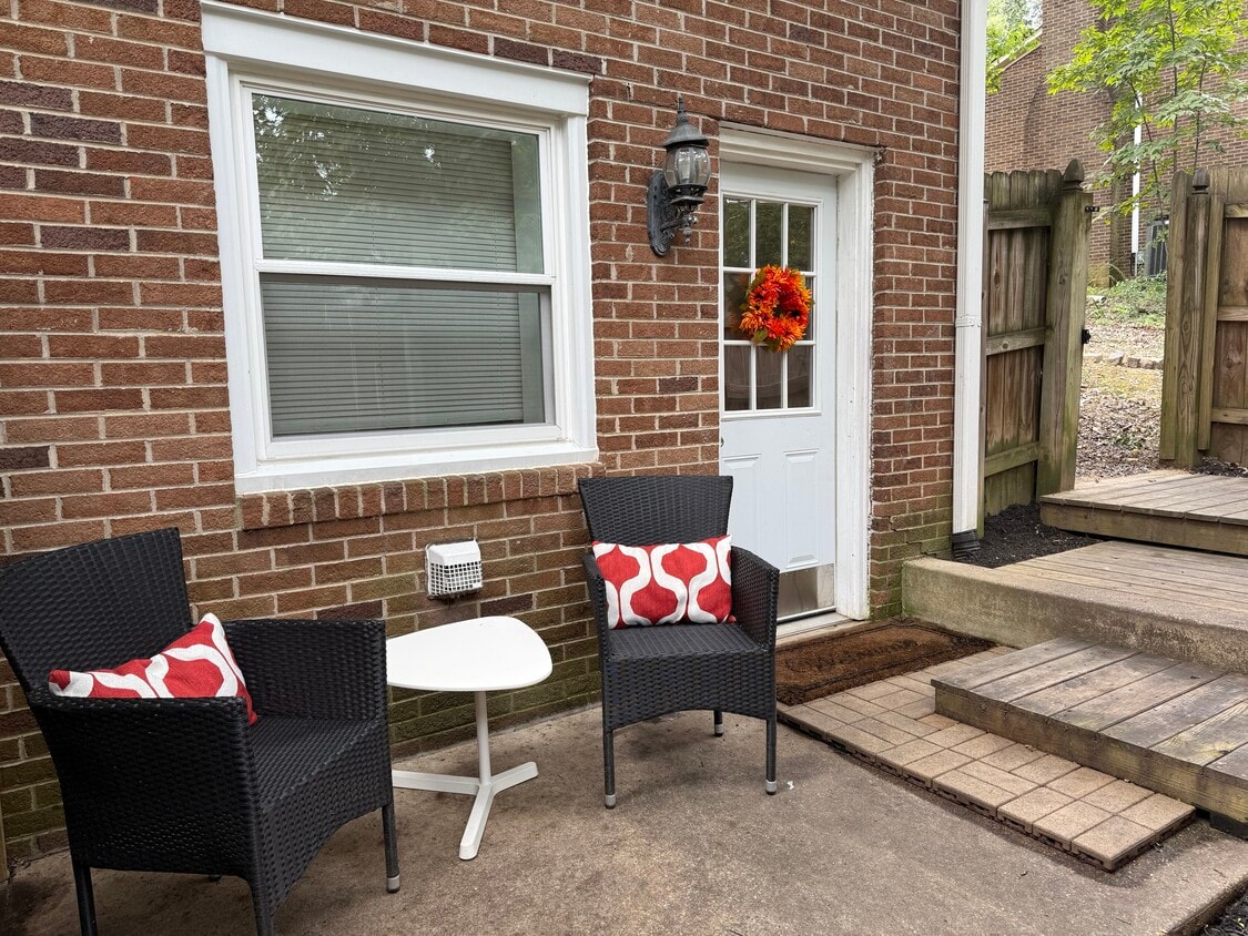 Primary Photo - 327 Braehead Dr