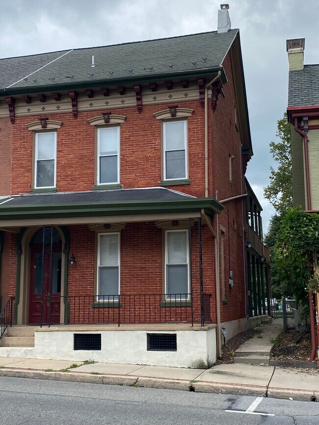 Foto del edificio - 403 W Main St