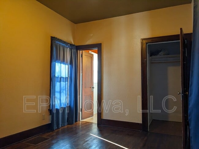 Building Photo - 418 1st Ave NW