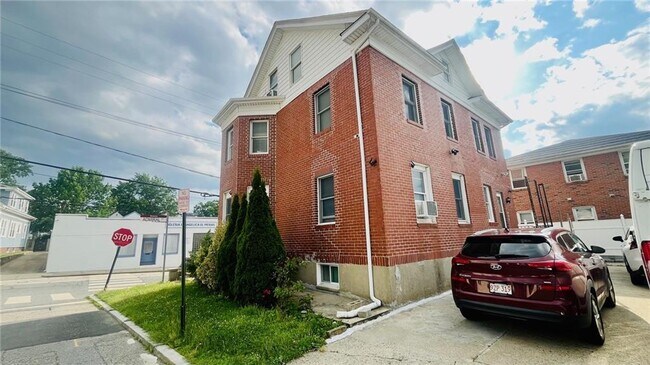 Building Photo - 773 Admiral St