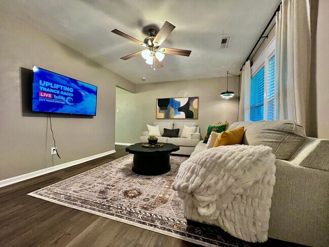 Building Photo - 3 BDR Ranch w/ Fenced yard, laundry, garag...