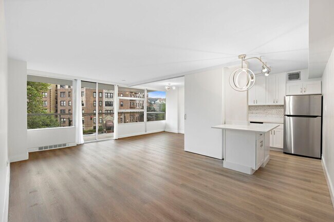 Building Photo - 6050 Boulevard E