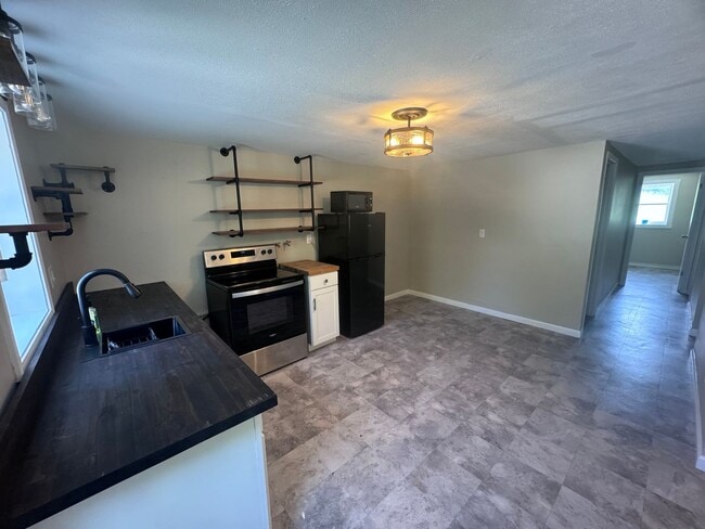 Building Photo - 280 Chambers Dr