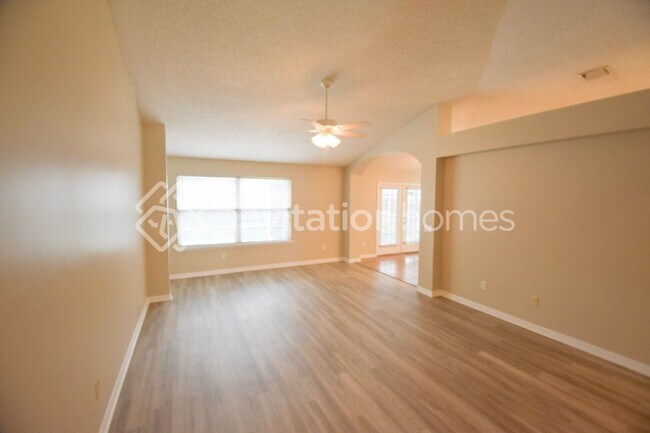 Building Photo - 8832 Mountain Lake Dr S