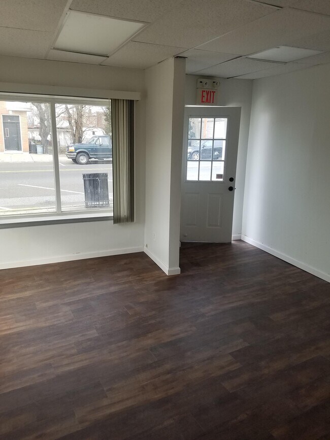 Building Photo - 215 S Pavilion Ave