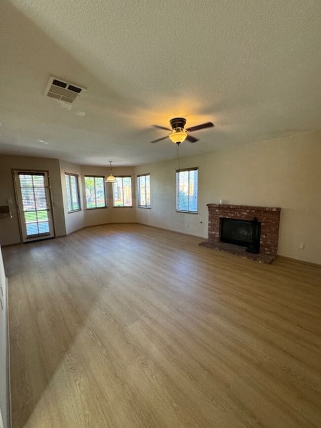 Building Photo - Beautiful 3 Bedroom 2.5 Bath Home!!