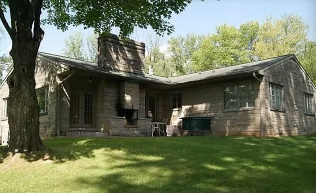 Building Photo - Spacious 3 bed/2 bath - walk to campus!