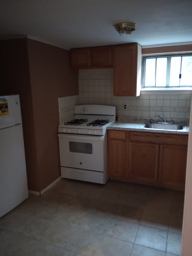Kitchen - 41 Lindell Ave