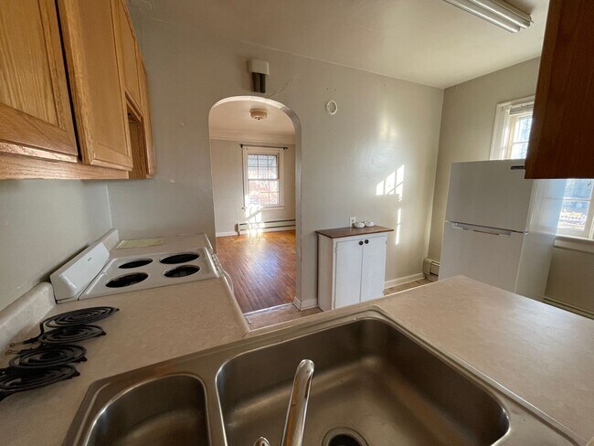 Building Photo - Centrally Located 3 bedroom home *Section ...
