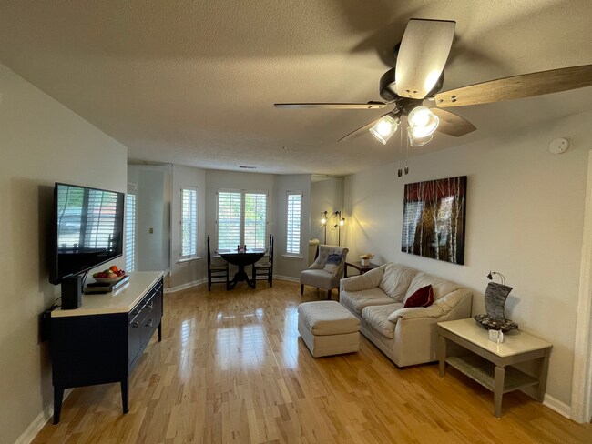 Living area - 900 Taylor St