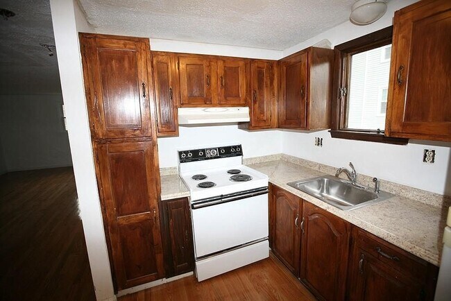 Kitchen-Before - 75 Lake St