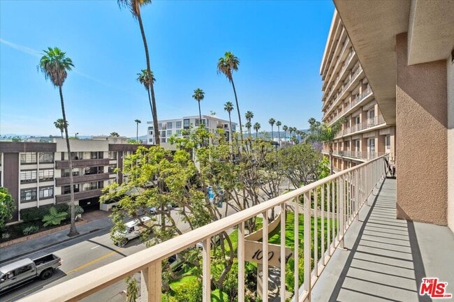 Building Photo - 100 S Doheny Dr