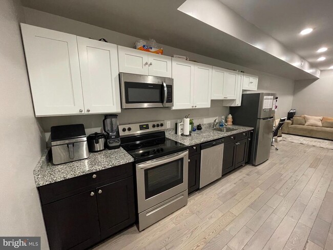 Building Photo - 667 N 39th St