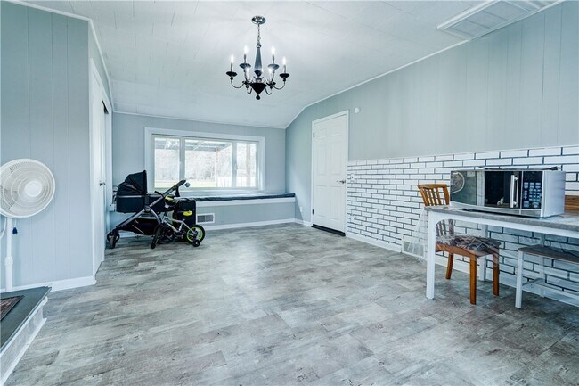 Foto del edificio - 889 Long Pond Rd