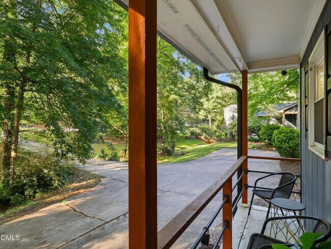 Foto del edificio - Updated Cary Townhome with Smart Features Near RTP & RDU