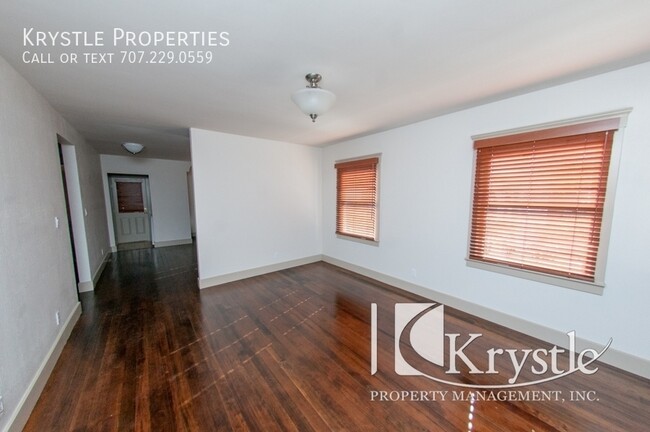 Building Photo - Wonderfully updated home w/ eat in kitchen...