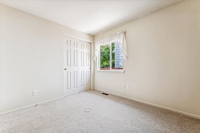 Foto del edificio - Evolve Real Estate: Meticulously Maintained 3 Bed RANCH Home with Deck and Pergola Available Sept 1!