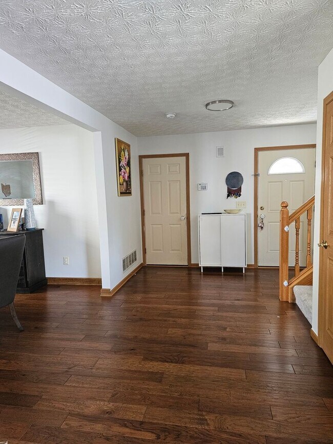 Foto del edificio - 4 Bedroom Single Family Home in Hilliard